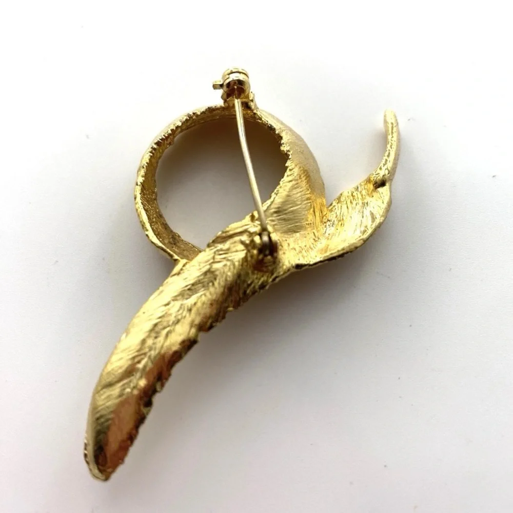 Elegant 2.5 inch Gold tone Swirl Feather Brooch Pin lapel